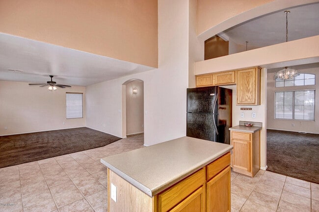 Building Photo - 886 W Bruce Ave