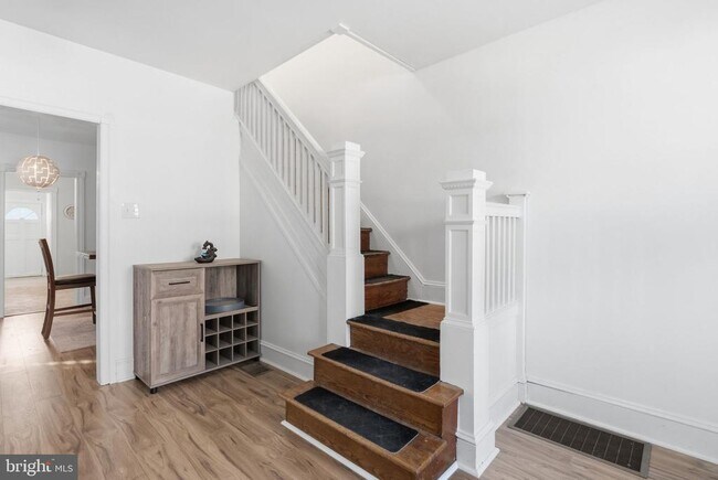 Building Photo - 211 E Poplar St