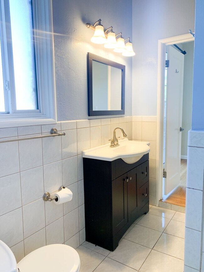 Building Photo - Exceptional Mountain View Home with Guest Suite Near Downtown