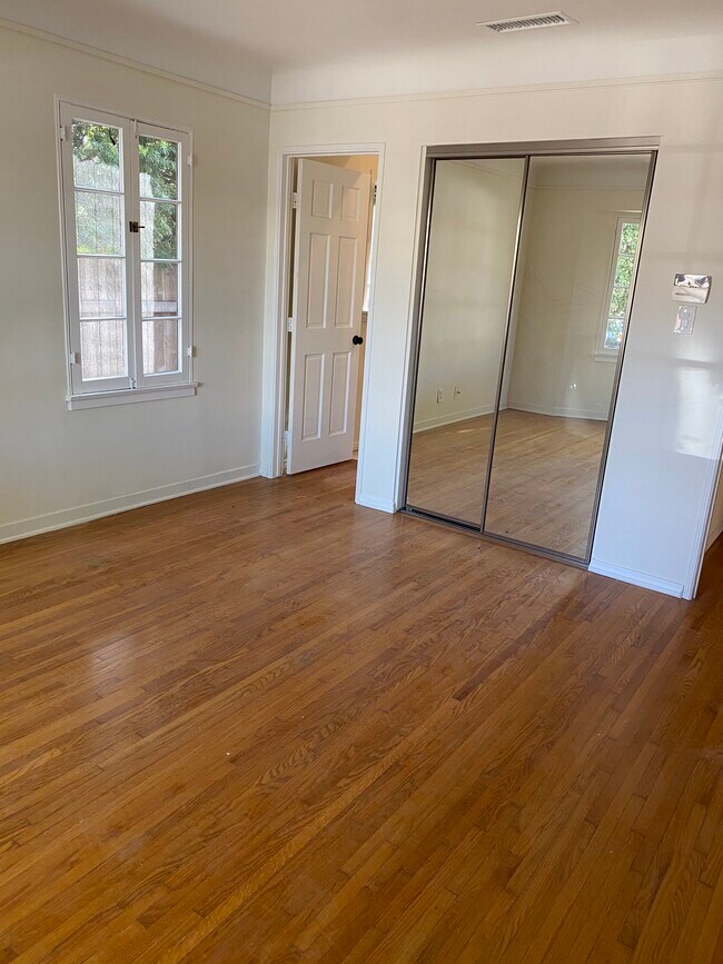 Building Photo - 3781 Greenwood Ave