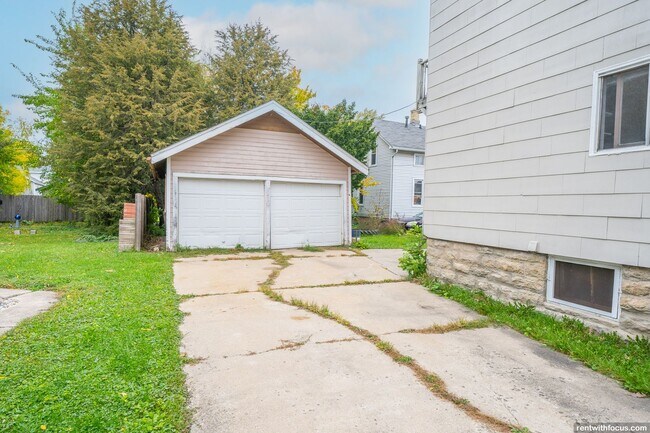 Building Photo - 328 Parkway Ave