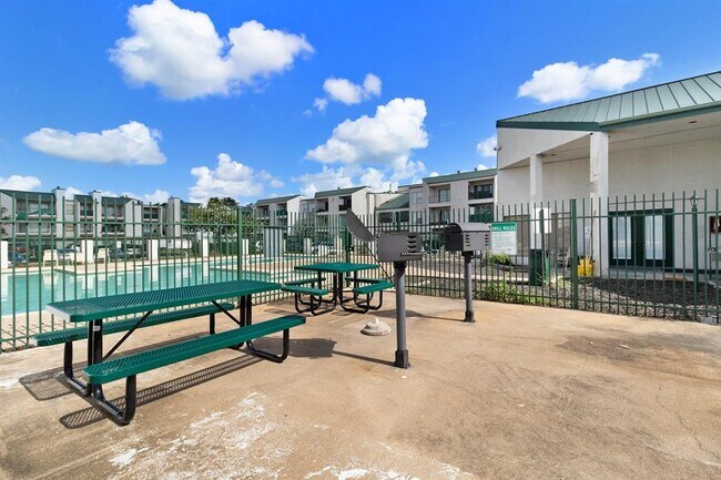 Building Photo - 2826 S Bartell Dr