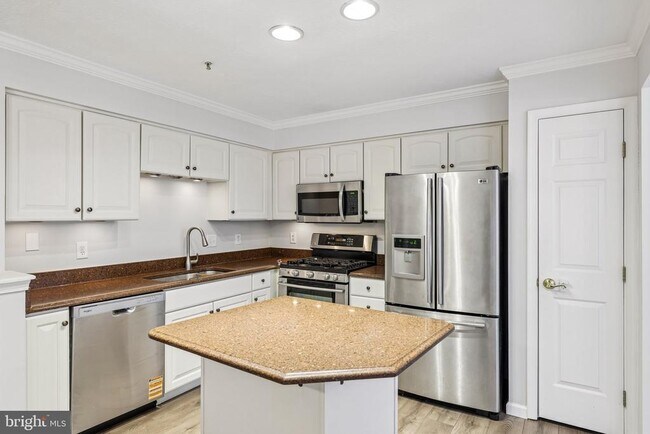 Building Photo - 8727 Thornbrook Dr