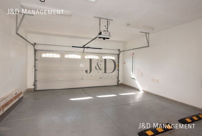 Building Photo - 105 S Ditmar St