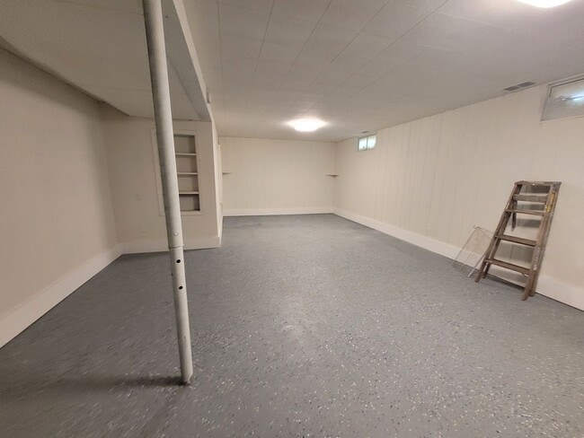 Building Photo - 3 Bedroom, 1.5 Bathroom home with detached garage