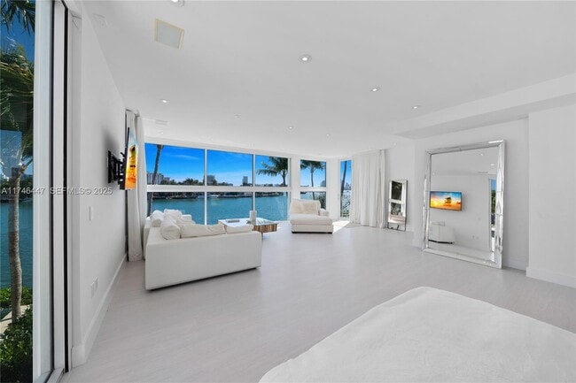 Building Photo - 227 E Dilido Dr