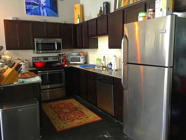 Building Photo - Urban Living- One bedroom/1Bath Flat- Unique Design- Great Location