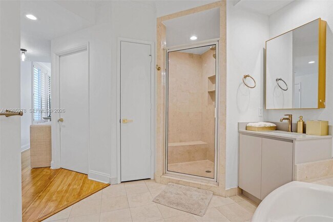 Building Photo - 725 Crandon Blvd