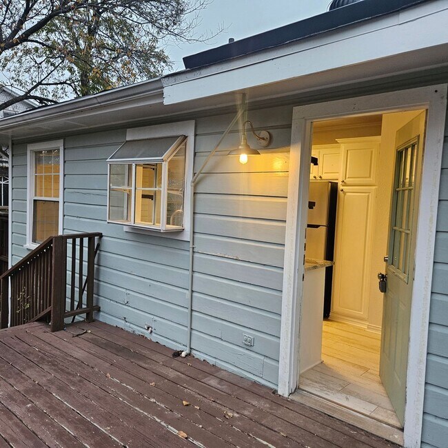 Building Photo - Bradley Duplex