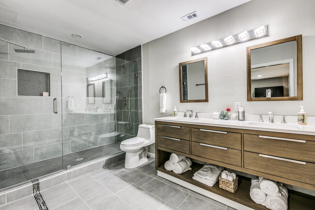 Building Photo - 2519 Highwood Dr
