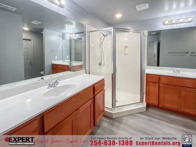 Building Photo - Discover the perfect blend of comfort and convenience!!