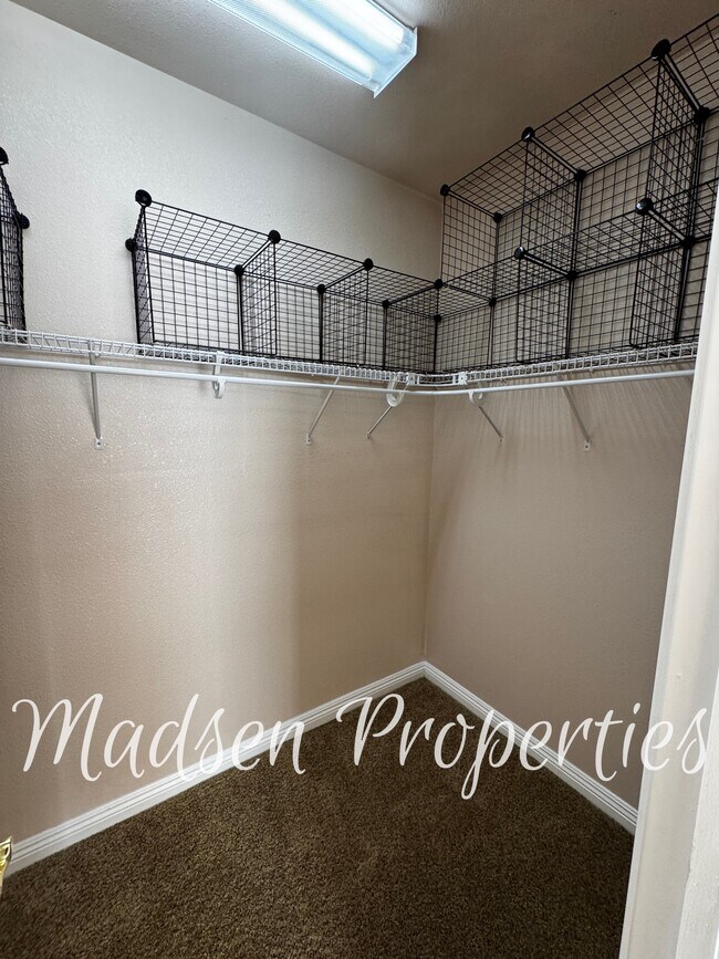 Building Photo - 121 Hart Ln