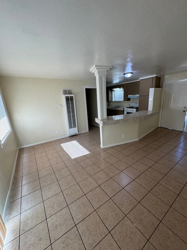 Building Photo - 2 bedroom 1 bath unit available.