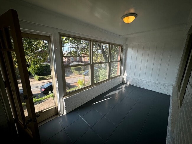 Building Photo - Updated Highland Park Townhome!