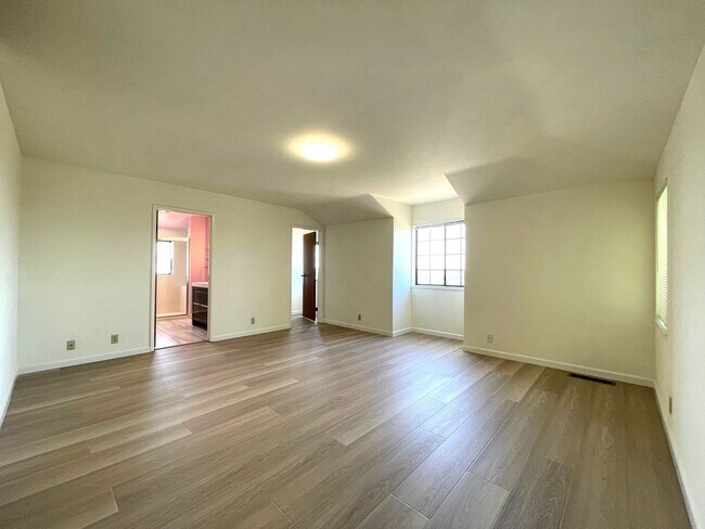 Building Photo - Newly Renovated 4BR / 2.5BA Home with Partial Bay Views.
