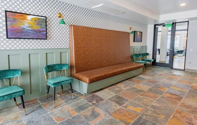 Building Photo - 920 Bayswater Ave