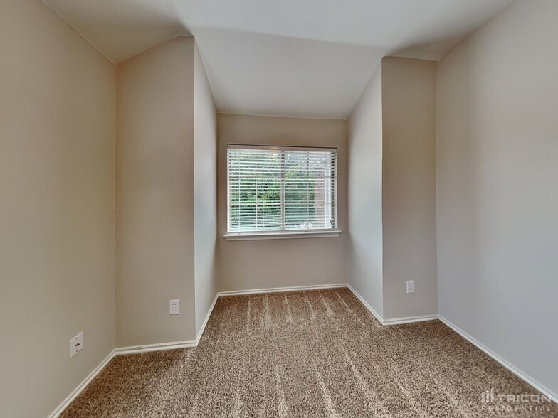 Building Photo - 320 Rowdy Dr