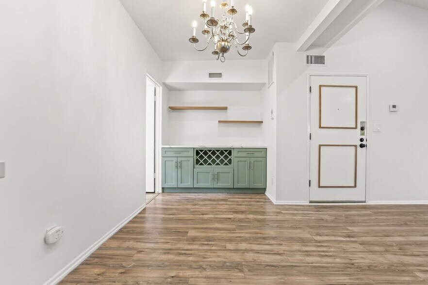 Building Photo - 5500 Lindley Ave