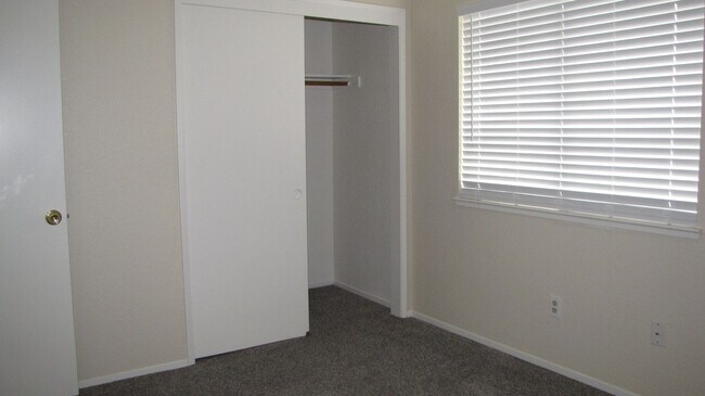 Building Photo - Condo in South West Bakersfield Private Co...