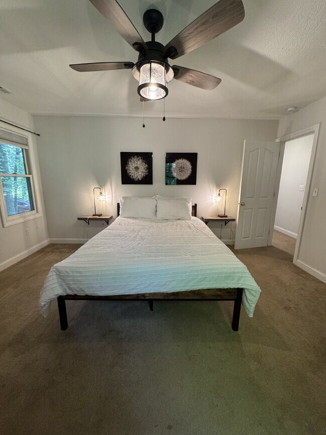 Building Photo - Fairview home 5 bedroom 3 1/2 bathroom home