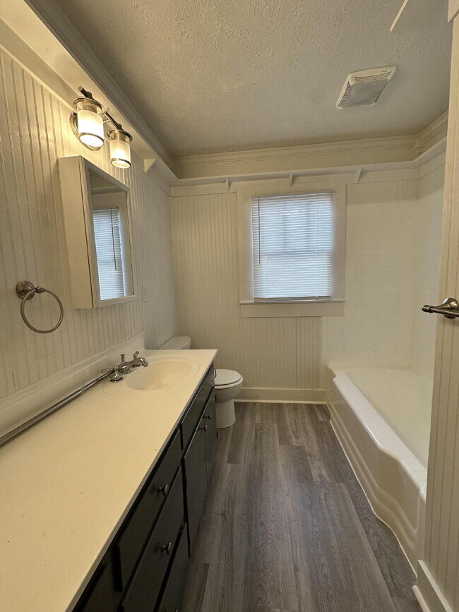 Building Photo - Charming 3 bed/1 bath in the city!