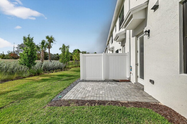 Building Photo - 2880 SE Federal Hwy