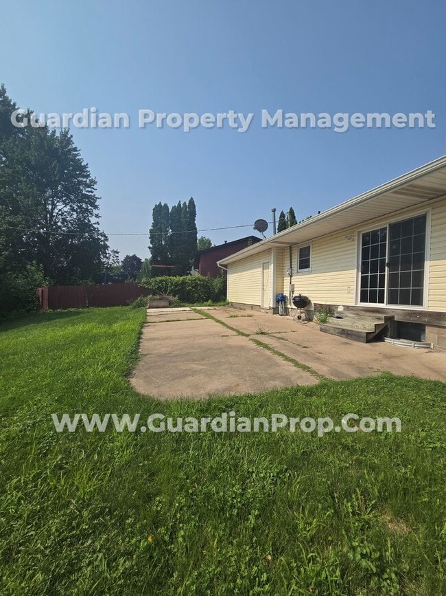Building Photo - Available now! Spacious Brooklyn Center Home