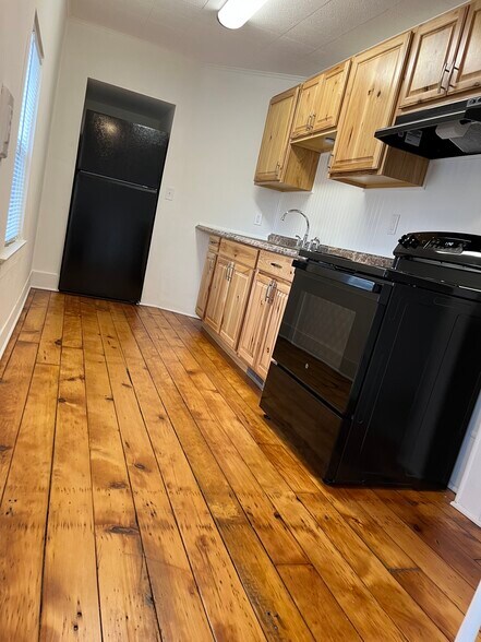 Building Photo - 305 N Main St