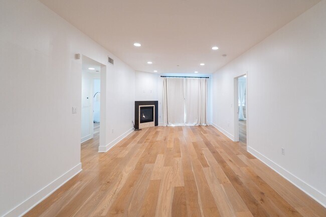 Building Photo - Stunning 3 Bedroom/ 3 Bathroom $4,950/mo.