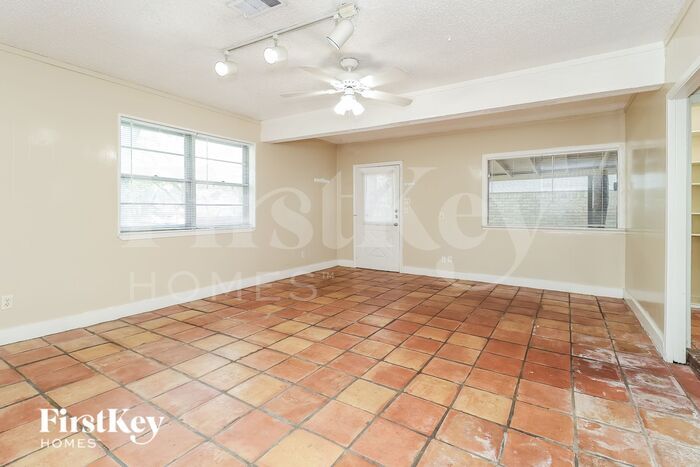 Building Photo - 620 Queens Way