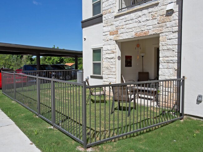 Building Photo - 1701 Oak Hill Ln