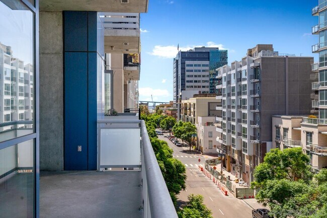Building Photo - 527 Tenth Ave