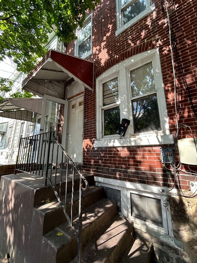 Building Photo - 2 Bedroom House Close to Transportation!