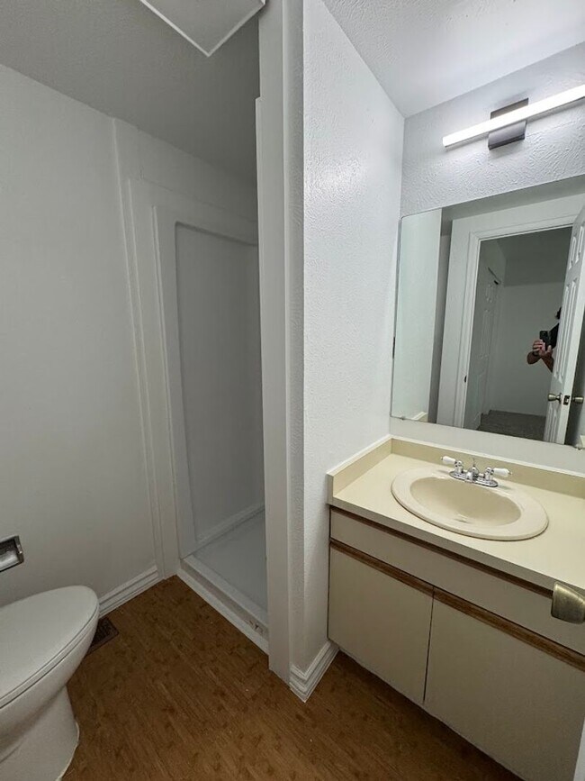 Building Photo - Beautifully Remodled 2 Bed 2 Bath Top Floo...