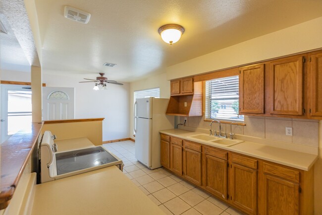 Building Photo - Beautiful 3 bedroom 1 bathroom home