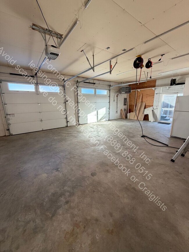 Building Photo - 105 2nd St