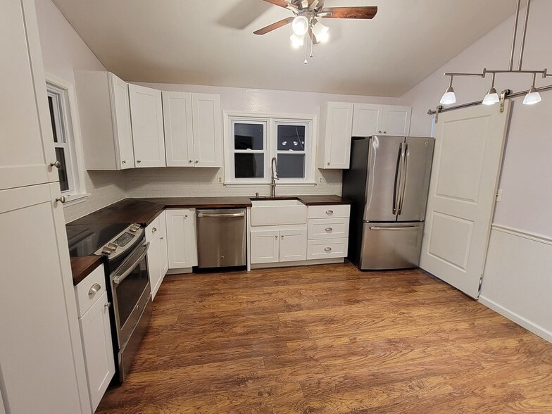 Full Kitchen view - 20 Princeton St