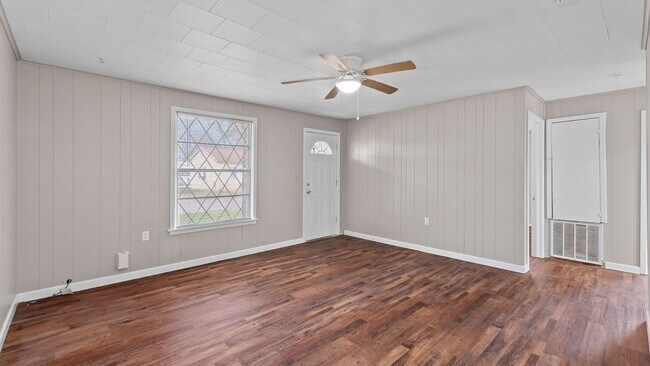 Building Photo - Cute home in New Boston