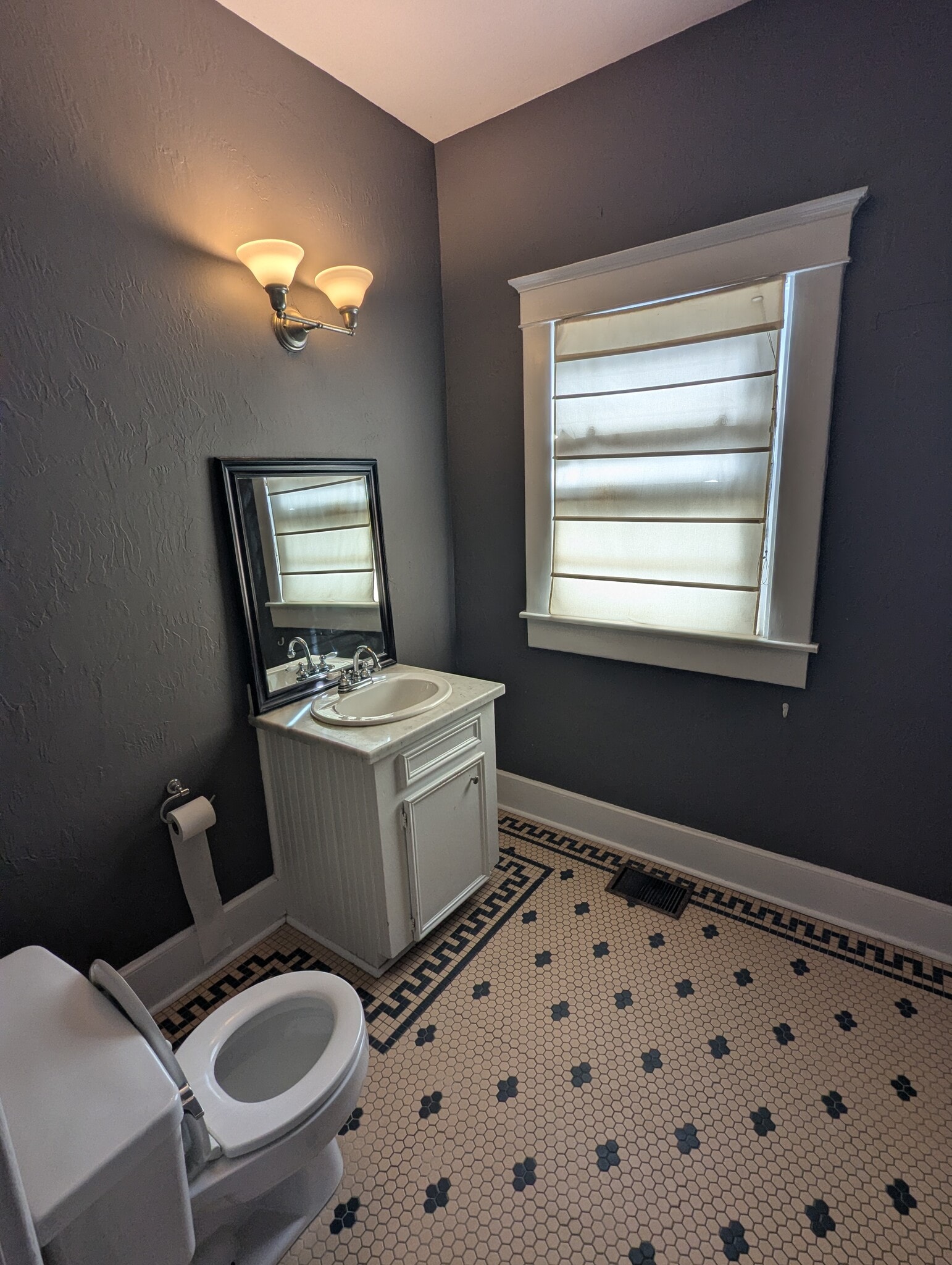 Guest bathroom - 4526 Reiger Ave