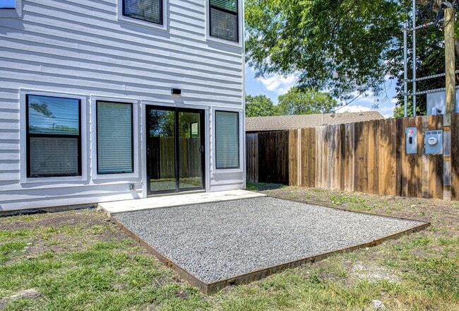 Building Photo - 2530 Steck Ave