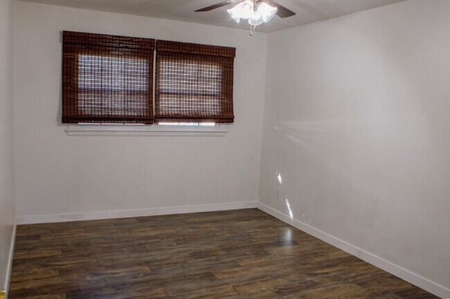 Building Photo - 3 bedroom 2 Bathroom.