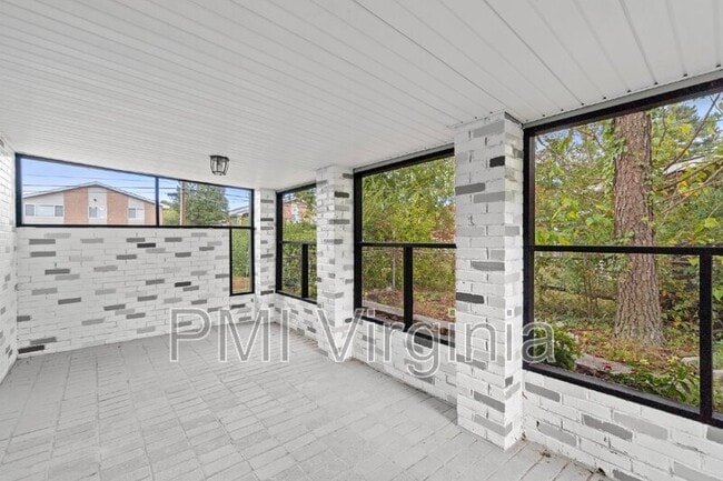 Building Photo - 1021 Mineola Dr