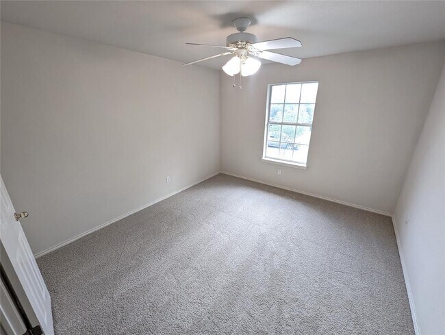 Building Photo - 303 N Carriage Hills Dr