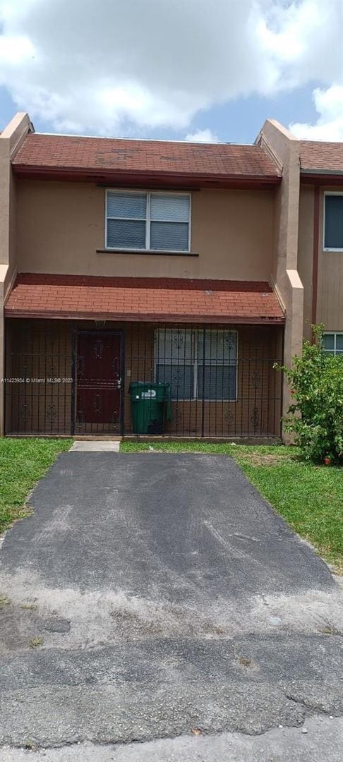 Building Photo - 3 bedroom 1.5 bath townhome. Private fence...