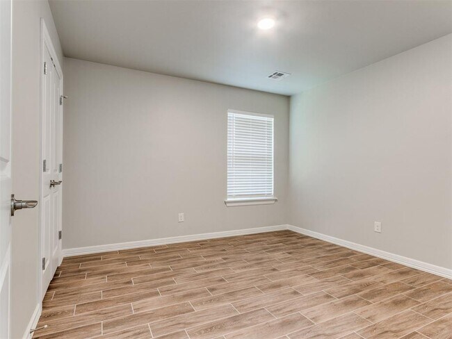 Building Photo - 616 Maleah Pl