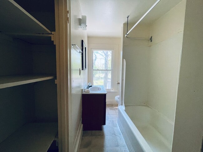 Building Photo - Spacious 3 Bedroom home FOR RENT in Bridge...