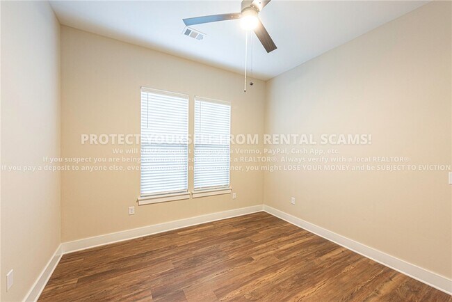 Building Photo - 886 S Hill Ave