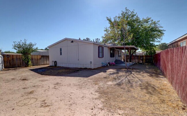 Building Photo - Spacious 3/2 Doublewide on fenced lot