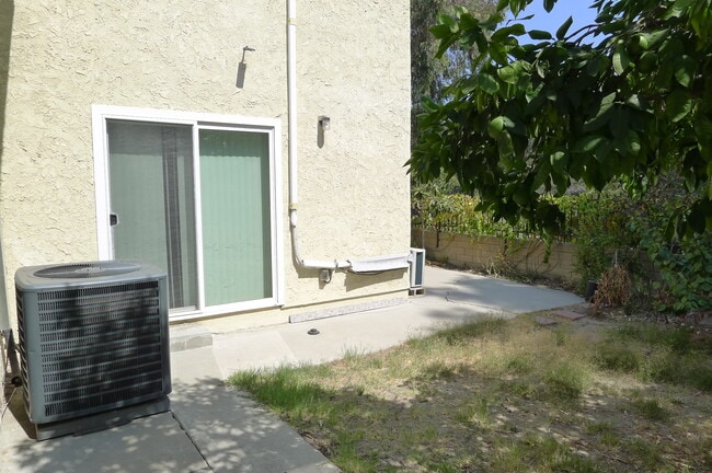 Building Photo - 2052 E Loraine St