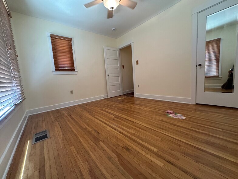 Room 1 - 4933 Aldama St